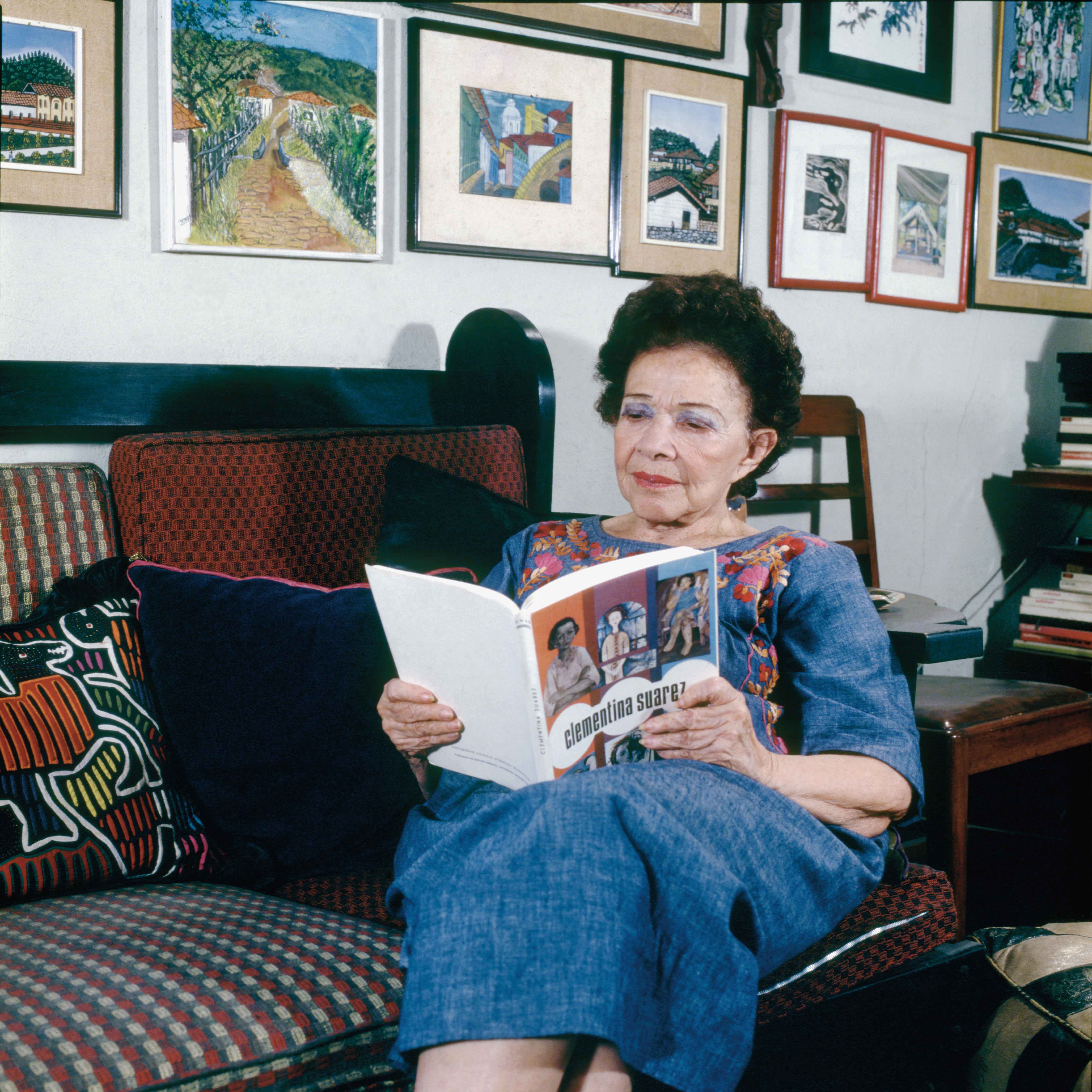 Retrato de Clementina Suárez en la sala de su residencia en el barrio La Hoya de Tegucigalpa. Fotografía por Edmundo Lobo.