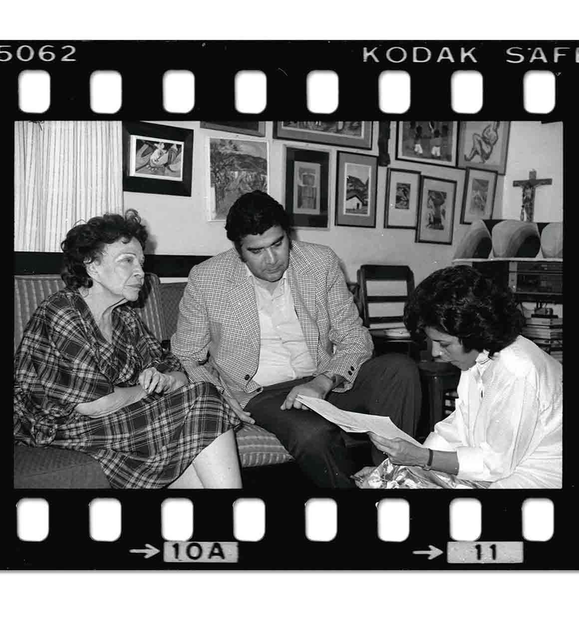 Clementina Suárez, Jorge Tulio Galeas y María Luisa Castellanos de Membreño en la sala de su residencia en el barrio La Hoya en Tegucigalpa, 1986. Fotografías por Evaristo López Rojas.